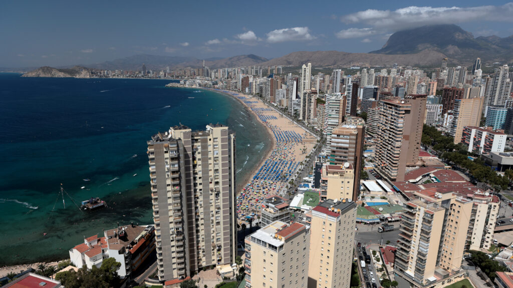 Daytime panoramic view from the BeniSkyLand apartment in the Tropic Mar tower, overlooking Benidorm’s Levante Beach, the city, and the Mediterranean Sea – even more stunning in reality.